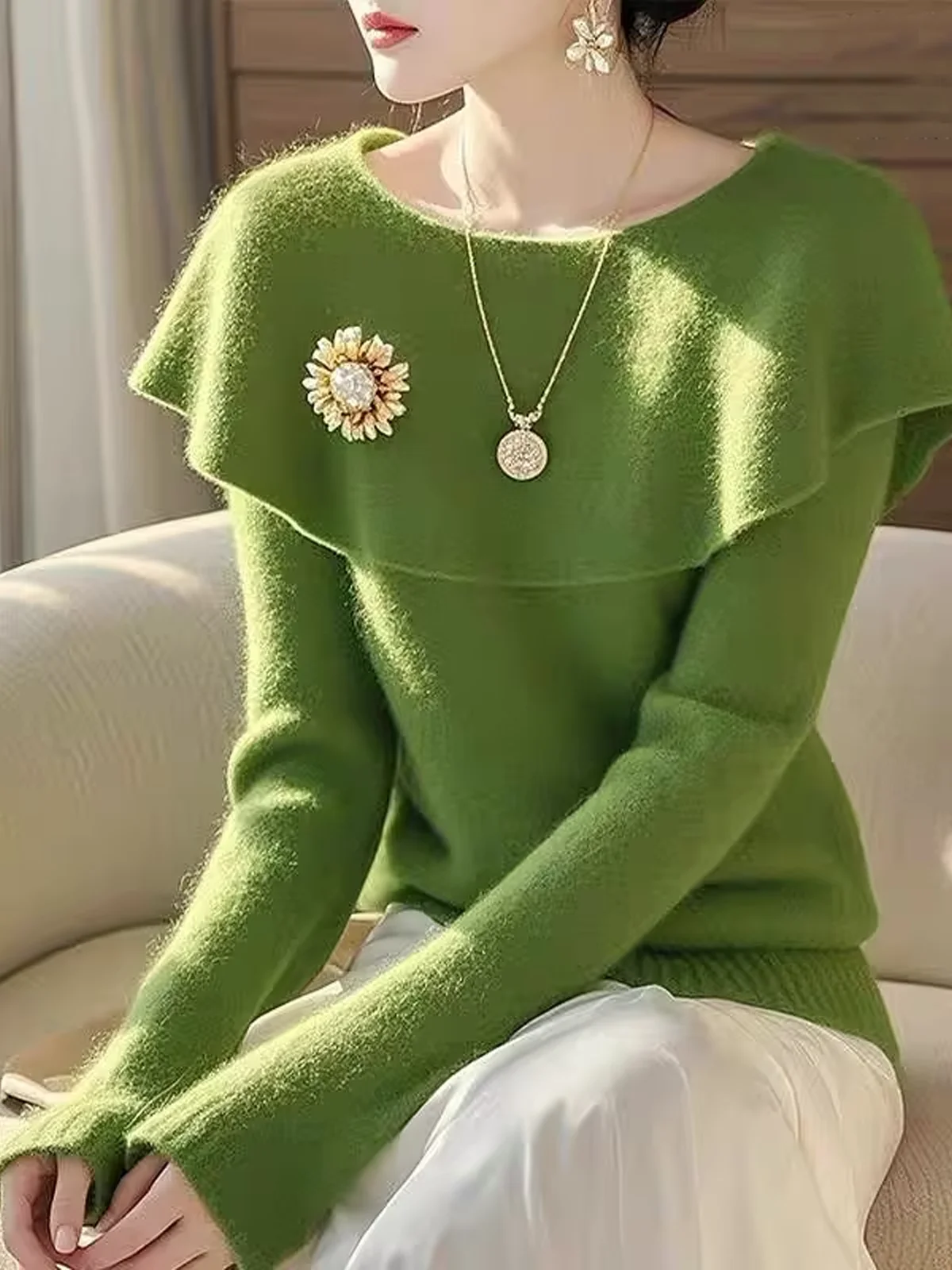 Loose Elegant Sweater With Brooch