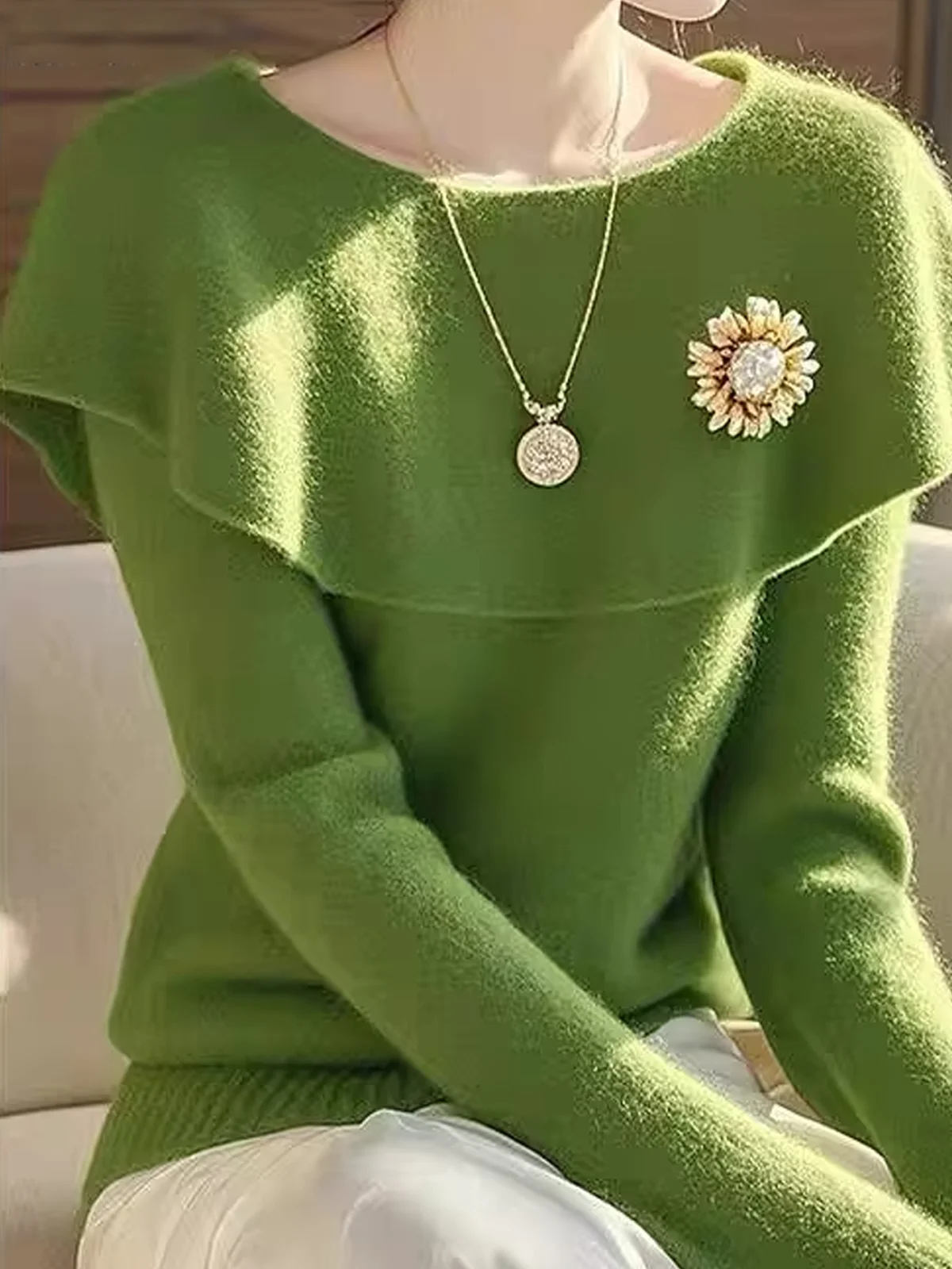 Loose Elegant Sweater With Brooch